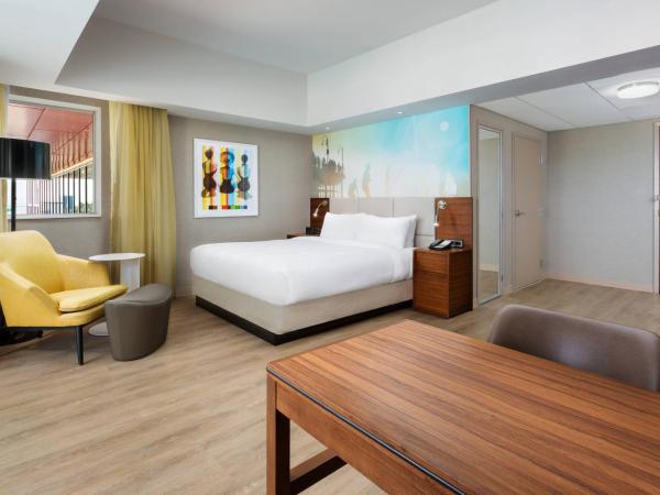 Courtyard by Marriott Santa Monica : photo 3 de la chambre chambre king avec canapé-lit et balcon