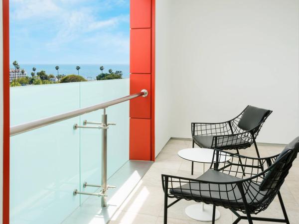 Courtyard by Marriott Santa Monica : photo 4 de la chambre suite studio avec 2 lits queen-size et balcon