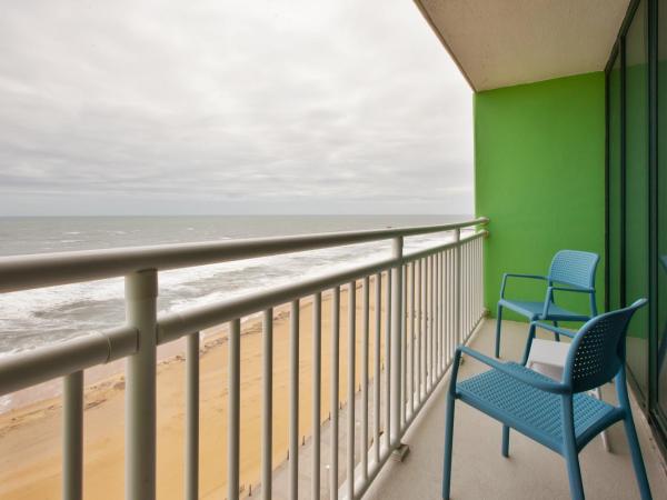 Holiday Inn Va Beach-Oceanside 21st St, an IHG Hotel : photo 4 de la chambre suite lit king-size