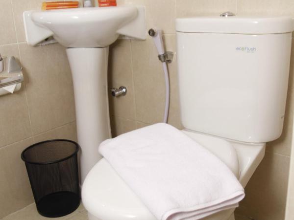 Hersya Front One Inn Surabaya : photo 2 de la chambre chambre lits jumeaux supérieure