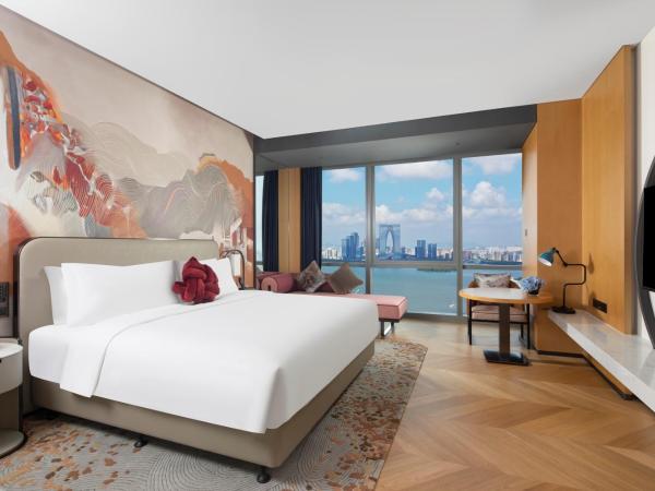 M Social Hotel Suzhou : photo 2 de la chambre chambre lit king-size - vue sur lac