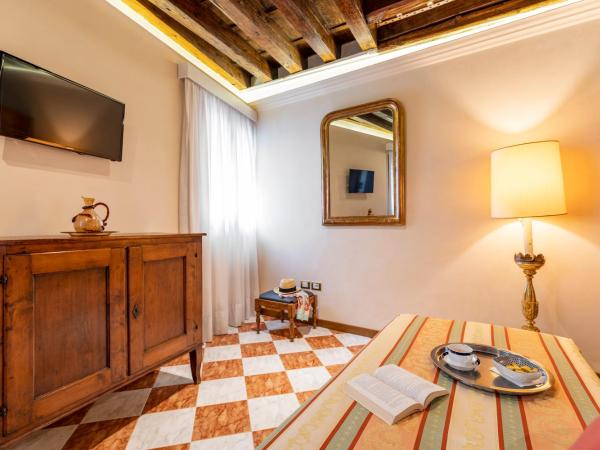 Palazzo Schiavoni Residenza d'epoca & Suite-Apartments : photo 4 de la chambre appartement - rez-de-chaussée