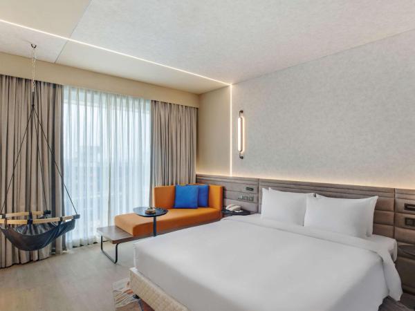 Novotel Pune Viman Nagar Road : photo 1 de la chambre premier king room with complimentary imfl from 6:00 pm to 8 pm at barcode and shared airport transfer