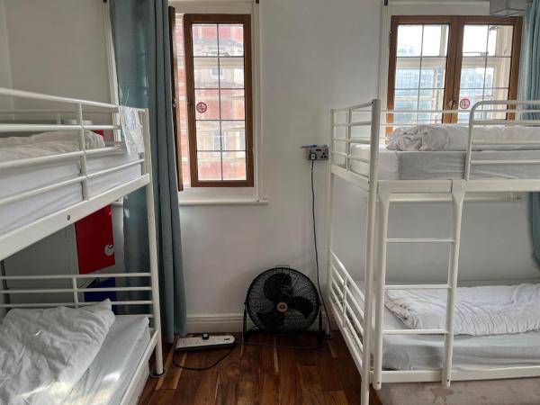 The Walrus Bar and Hostel : photo 4 de la chambre lit dans dortoir mixte de 6 lits (salle de bains commune)