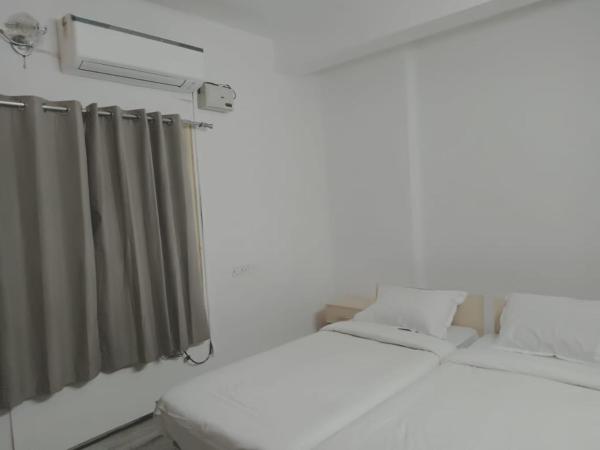 Roshini Serviced Apartments : photo 1 de la chambre chambre double deluxe (2 adultes + 1 enfant)