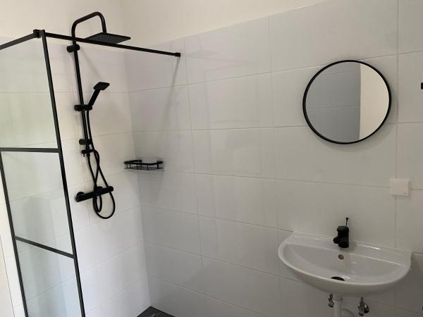 Mastbos Guesthouse Breda : photo 1 de la chambre chambre double avec salle de bains privative