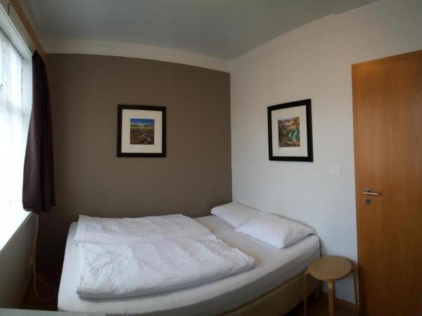 Guesthouse Aurora : photo 4 de la chambre petite chambre double avec salle de bains commune