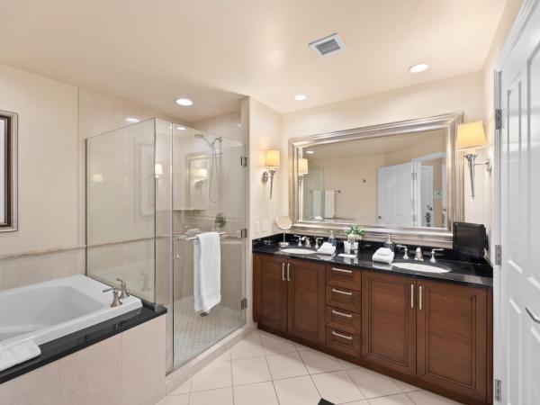 Lucky Gem Penthouse & Luxury Suites at Signature Resort, Balcony Strip View 1607 : photo 7 de la chambre suite lit king-size avec balcon