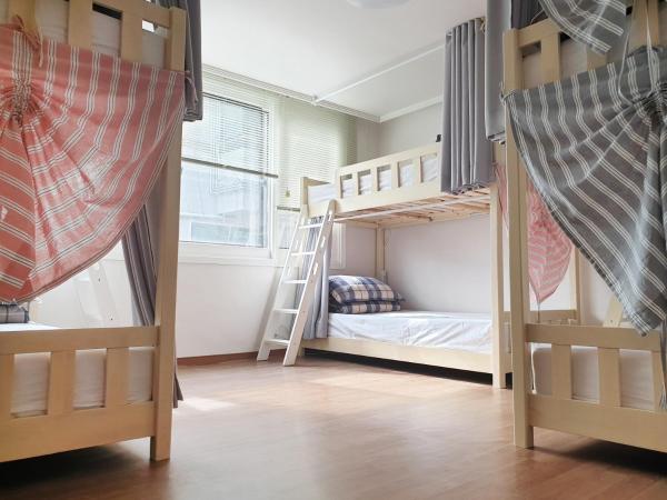 Hongdae Cheese Guesthouse : photo 8 de la chambre lit dans dortoir pour femmes de 6 lits