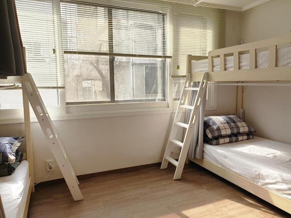 Hongdae Cheese Guesthouse : photo 7 de la chambre lit dans dortoir pour femmes de 6 lits