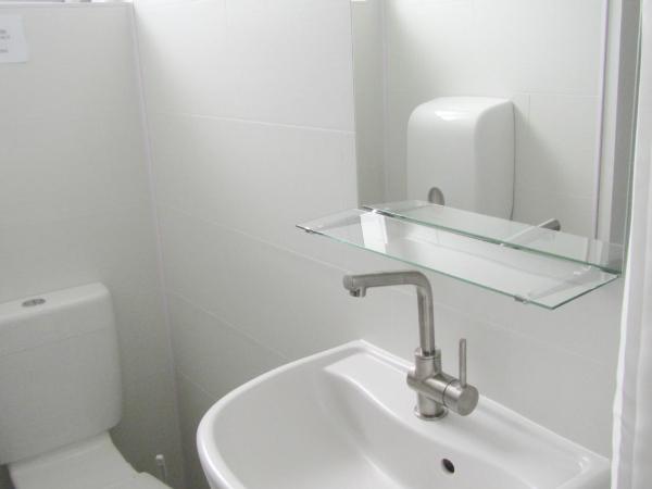 Manly Bunkhouse : photo 9 de la chambre lit dans dortoir mixte de 4 lits avec salle de bains privative