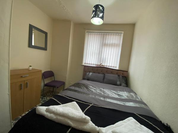PnG Suites - Abernant Rooms Shared Facilities : photo 1 de la chambre chambre double standard avec salle de bains commune
