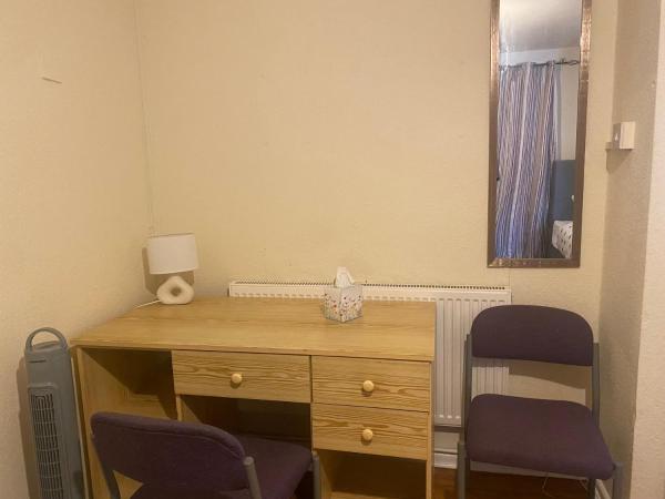 PnG Suites - Abernant Rooms Shared Facilities : photo 1 de la chambre chambre lits jumeaux avec salle de bains commune