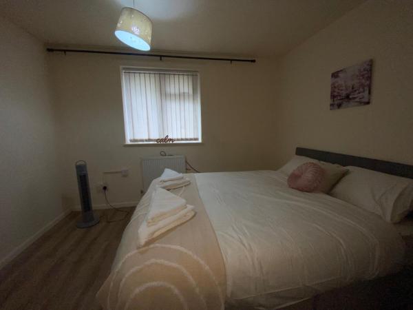 PnG Suites - Abernant Rooms Shared Facilities : photo 3 de la chambre chambre lit queen-size avec salle de bains commune