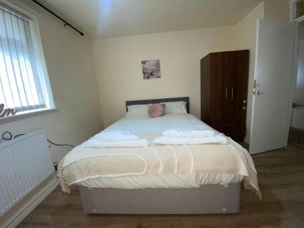 PnG Suites - Abernant Rooms Shared Facilities : photo 2 de la chambre chambre lit queen-size avec salle de bains commune