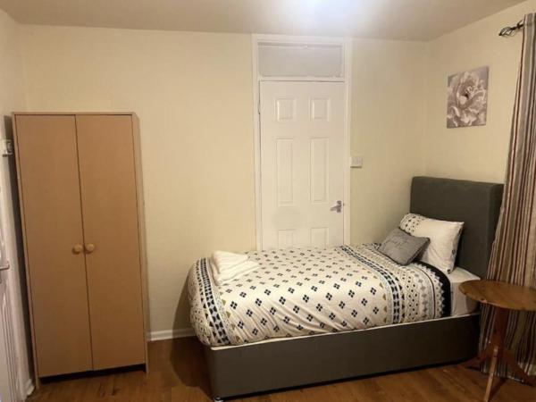 PnG Suites - Abernant Rooms Shared Facilities : photo 2 de la chambre chambre lits jumeaux avec salle de bains commune