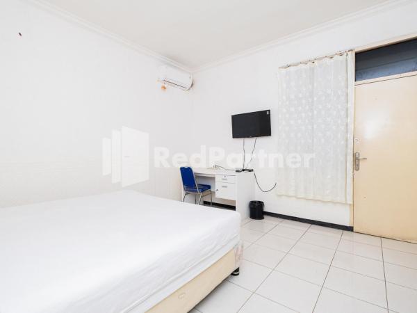 Dukuh Kupang Residence Mitra RedDoorz : photo 4 de la chambre chambre double standard