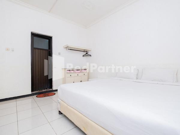 Dukuh Kupang Residence Mitra RedDoorz : photo 5 de la chambre chambre double standard
