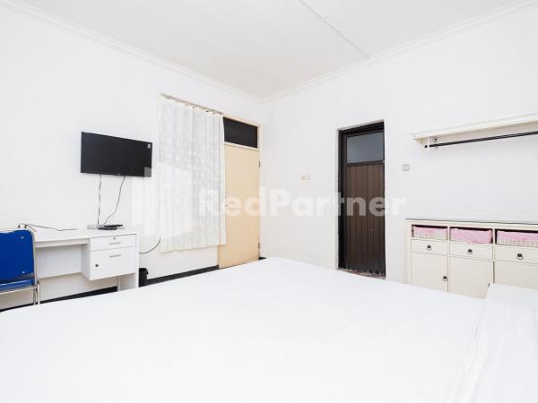 Dukuh Kupang Residence Mitra RedDoorz : photo 6 de la chambre chambre double standard