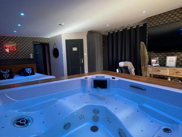 SUITE 785 jacuzzi : photo 3 de la chambre chambre lit king-size avec baignoire spa