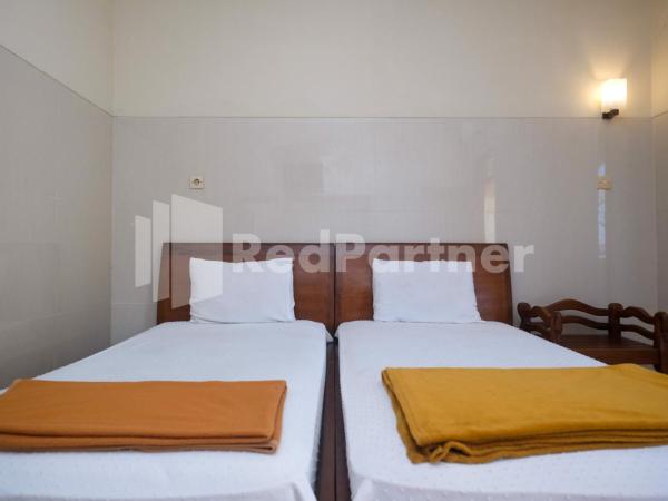 Wisma Garuda Syariah Condoongcatur Mitra RedDoorz : photo 6 de la chambre chambre lits jumeaux standard