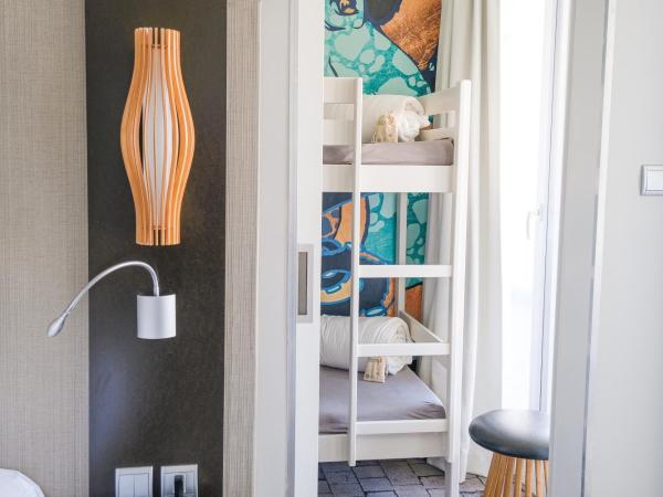 Thalazur Port-Camargue - Hotel & Spa : photo 2 de la chambre chambre familiale avec alcôve - vue sur piscine