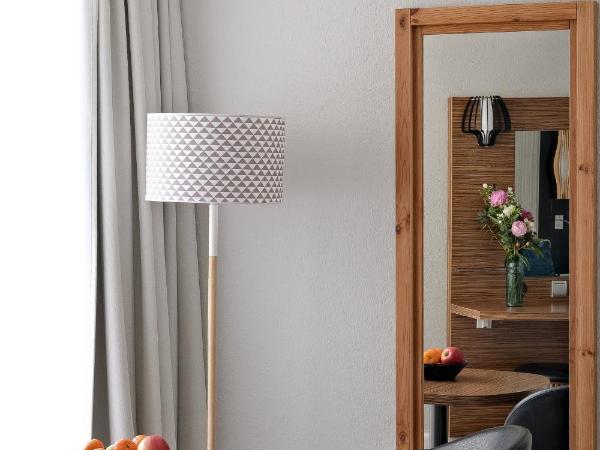 Thalazur Port-Camargue - Hotel & Spa : photo 2 de la chambre chambre triple avec canapé - vue latérale sur jardin