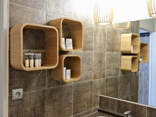 Thalazur Port-Camargue - Hotel & Spa : photo 5 de la chambre chambre triple avec canapé - vue latérale sur jardin