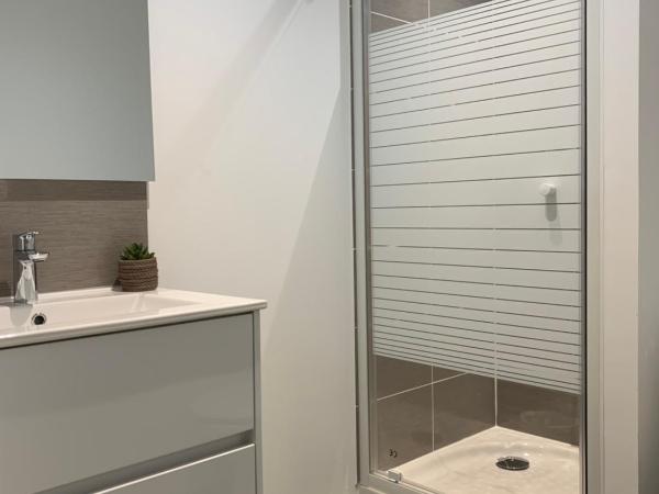 Les AGRIATES : photo 3 de la chambre chambre double avec salle de bains privative