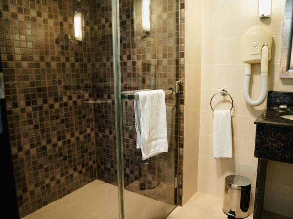 Best Western Premier Muscat : photo 9 de la chambre suite lit king-size - vue sur montagne