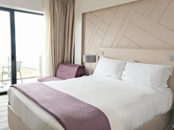 Thalazur Cabourg - Hôtel & Spa : photo 4 de la chambre chambre double deluxe - vue latérale sur mer