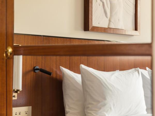 Hôtel Des Grands Voyageurs : photo 3 de la chambre chambre double « signature » avec lit queen-size