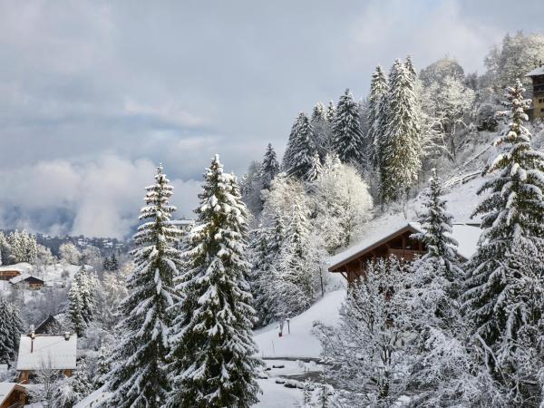 Hôtel L'Arboisie : photo 1 de la chambre la grande suite - vue sur megève avec balcon