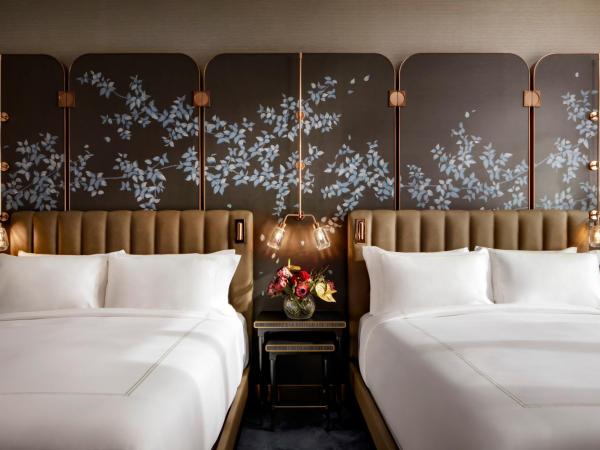 Raffles Boston : photo 5 de la chambre deluxe queen room with two queen beds and rain shower