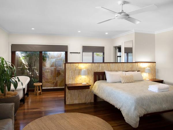 Away Guesthouse- Away on Shirley Lane : photo 1 de la chambre chambre double - vue sur parc