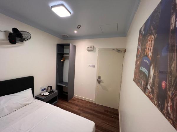 Al Amin Muslim Friendly Hotel : photo 5 de la chambre chambre simple avec toilettes et douche communes