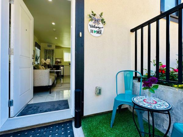 2BR 1.5BA Full Kitchen Private Guest House - Free Parking - Central Location : photo 2 de la chambre suite lit queen-size deluxe