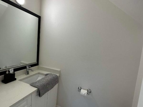 2BR 1.5BA Full Kitchen Private Guest House - Free Parking - Central Location : photo 8 de la chambre suite lit queen-size deluxe