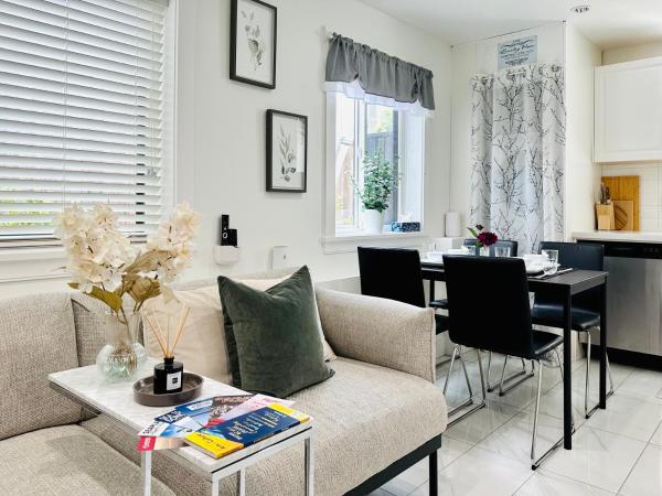 2BR 1.5BA Full Kitchen Private Guest House - Free Parking - Central Location : photo 1 de la chambre suite lit queen-size deluxe