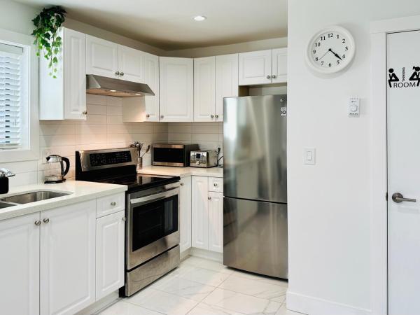 2BR 1.5BA Full Kitchen Private Guest House - Free Parking - Central Location : photo 6 de la chambre suite lit queen-size deluxe