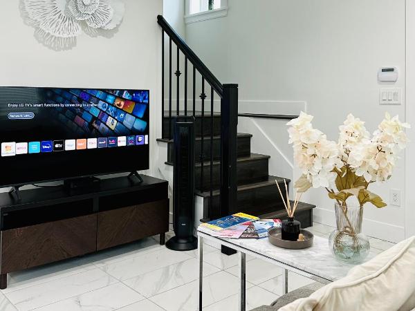 2BR 1.5BA Full Kitchen Private Guest House - Free Parking - Central Location : photo 5 de la chambre suite lit queen-size deluxe