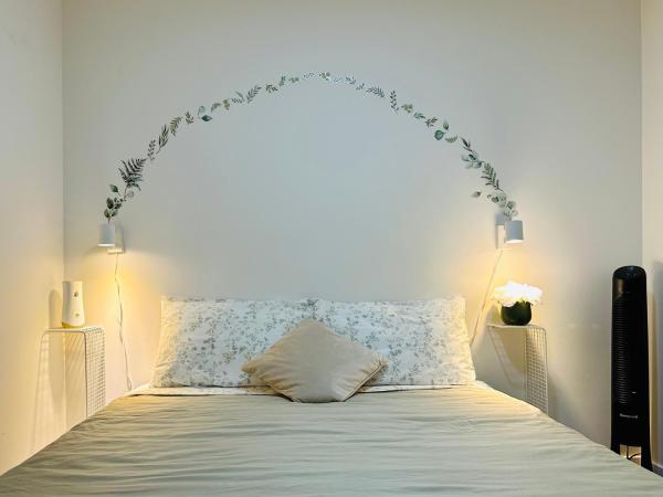 2BR 1.5BA Full Kitchen Private Guest House - Free Parking - Central Location : photo 4 de la chambre suite lit queen-size deluxe