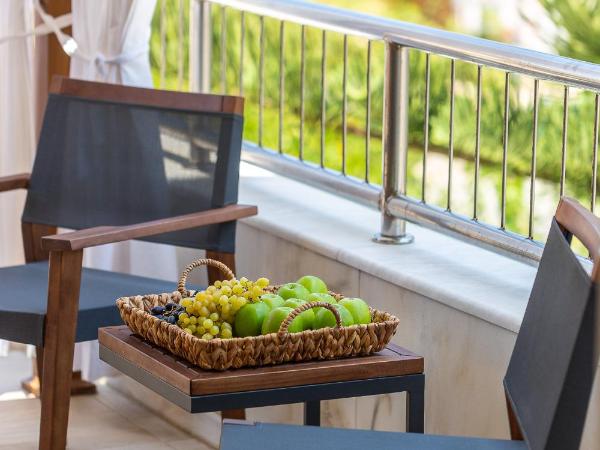 Theartemis Palace : photo 8 de la chambre suite familiale premium avec jacuzzi extérieur