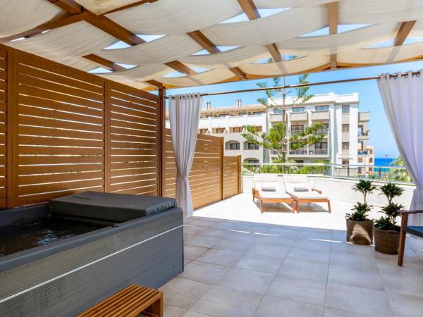 Theartemis Palace : photo 3 de la chambre suite familiale premium avec jacuzzi extérieur