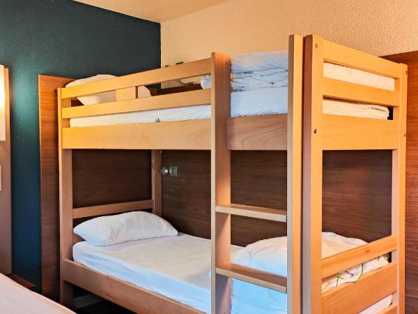Campanile Millau : photo 6 de la chambre chambre quadruple avec 1 lit double et 2 lits simples
