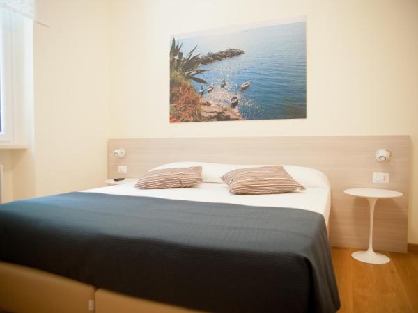 B&B Via delle 5 Terre : photo 1 de la chambre chambre double ou lits jumeaux - vue sur jardin