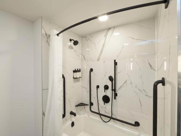 Bloom Mississauga, Tapestry Collection By Hilton : photo 2 de la chambre chambre lit king-size avec baignoire accessible aux personnes à mobilité réduite