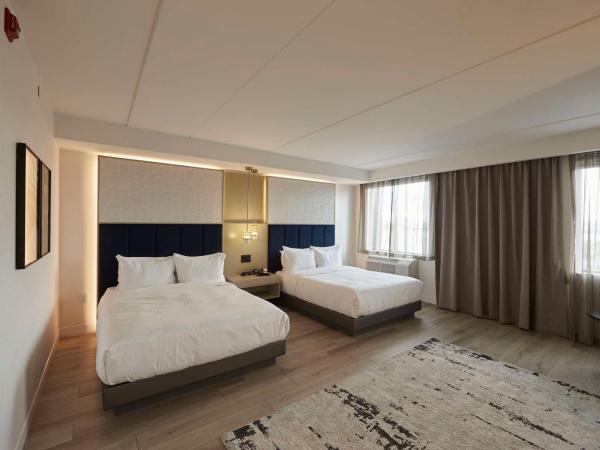 Bloom Mississauga, Tapestry Collection By Hilton : photo 2 de la chambre chambre avec 2 lits queen-size et baignoire accessible aux personnes à mobilité réduite