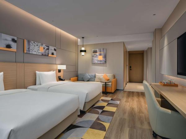 Hyatt Place Chengdu Bio-Town : photo 2 de la chambre chambre lits jumeaux avec canapé-lit - vue sur parc