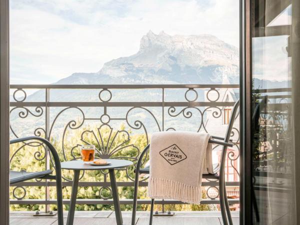 Le Saint Gervais Hotel & Spa Handwritten Collection : photo 10 de la chambre chambre double supérieure avec canapé